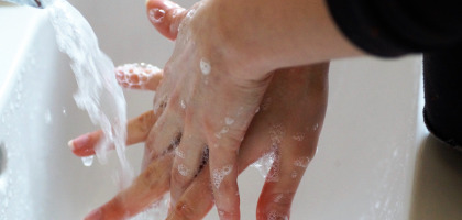 Instrukcja mycia rąk i dezynfekcji – jak skutecznie pozbyć się bakterii oraz wirusów?